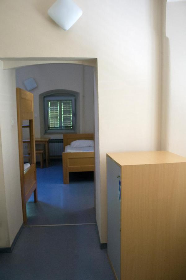 Hi Hostel Rijeka Bagian luar foto