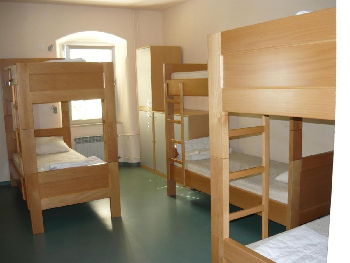 Hi Hostel Rijeka Bagian luar foto