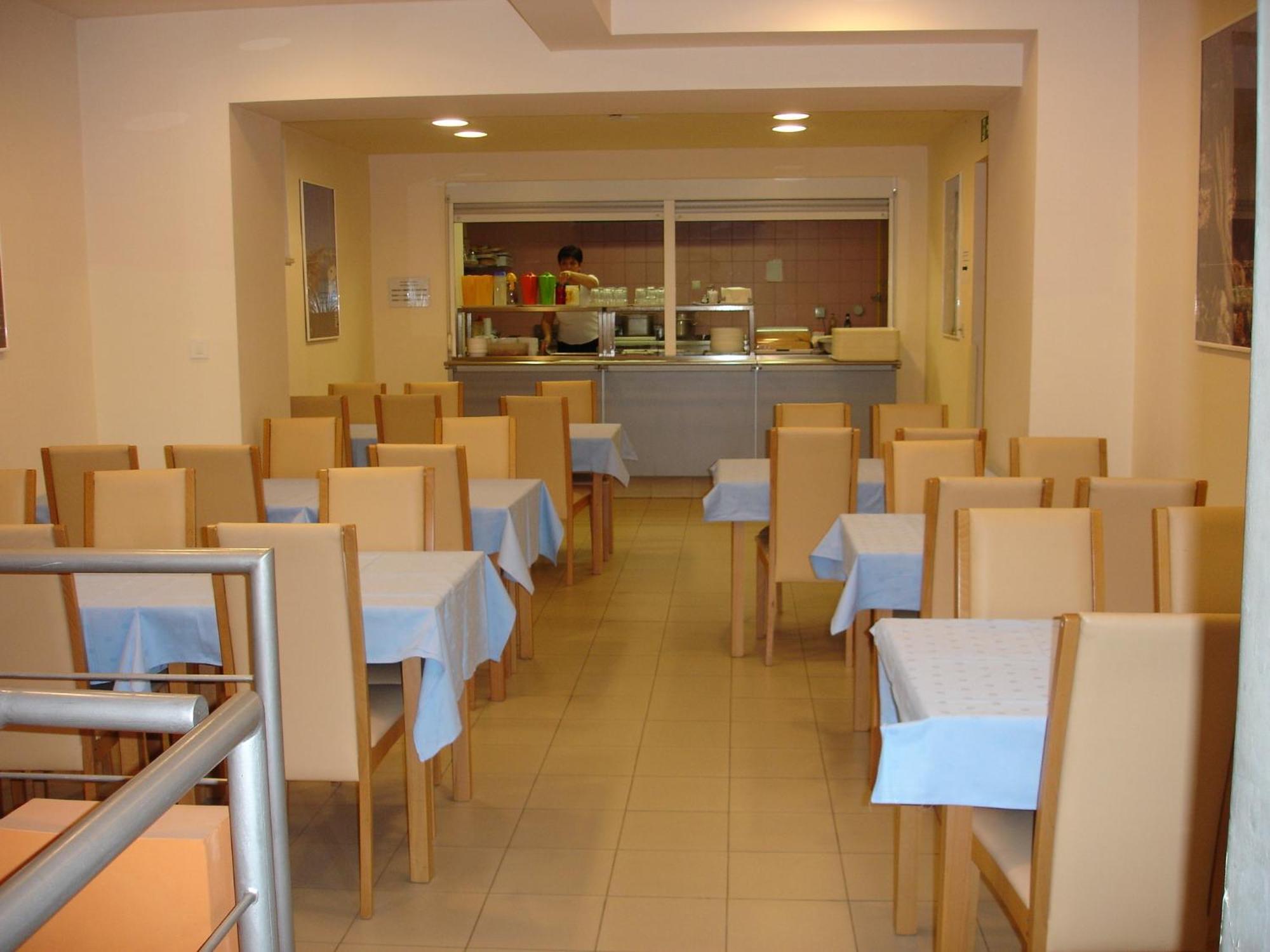 Hi Hostel Rijeka Bagian luar foto