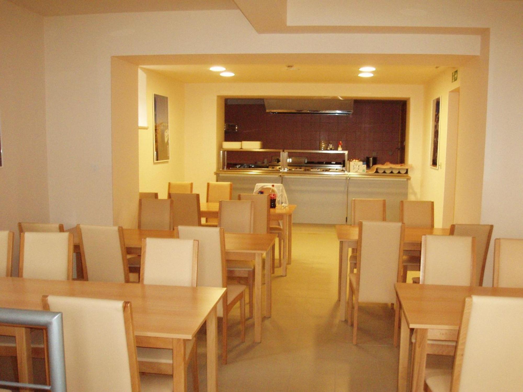 Hi Hostel Rijeka Bagian luar foto