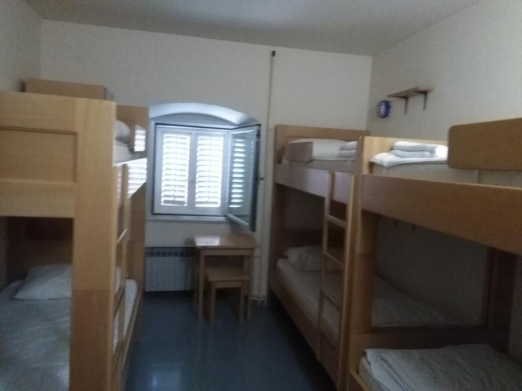 Hi Hostel Rijeka Bagian luar foto