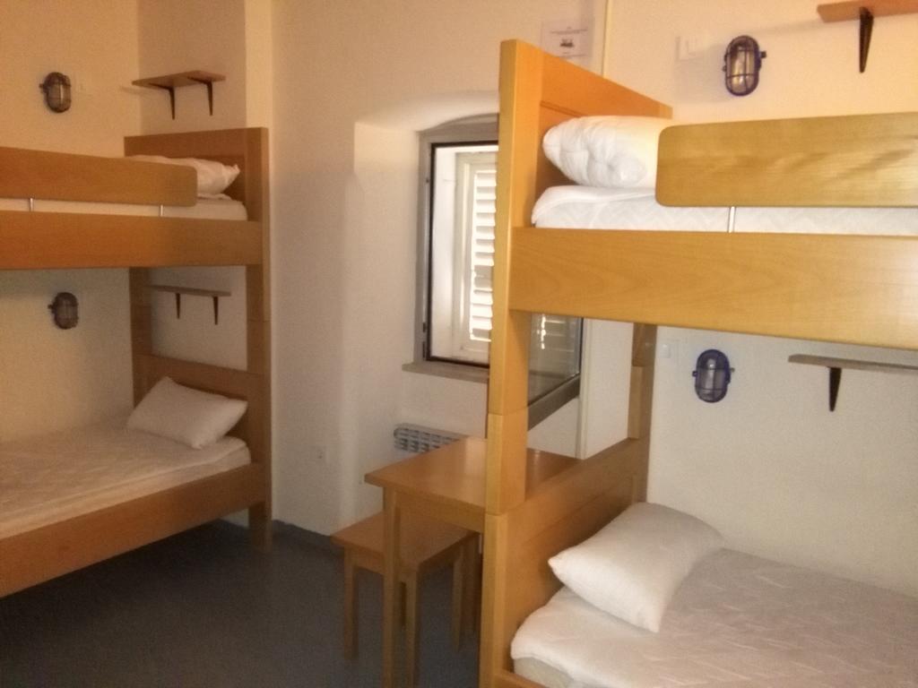 Hi Hostel Rijeka Bagian luar foto