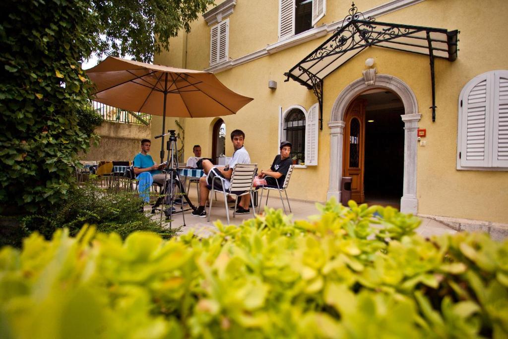 Hi Hostel Rijeka Bagian luar foto