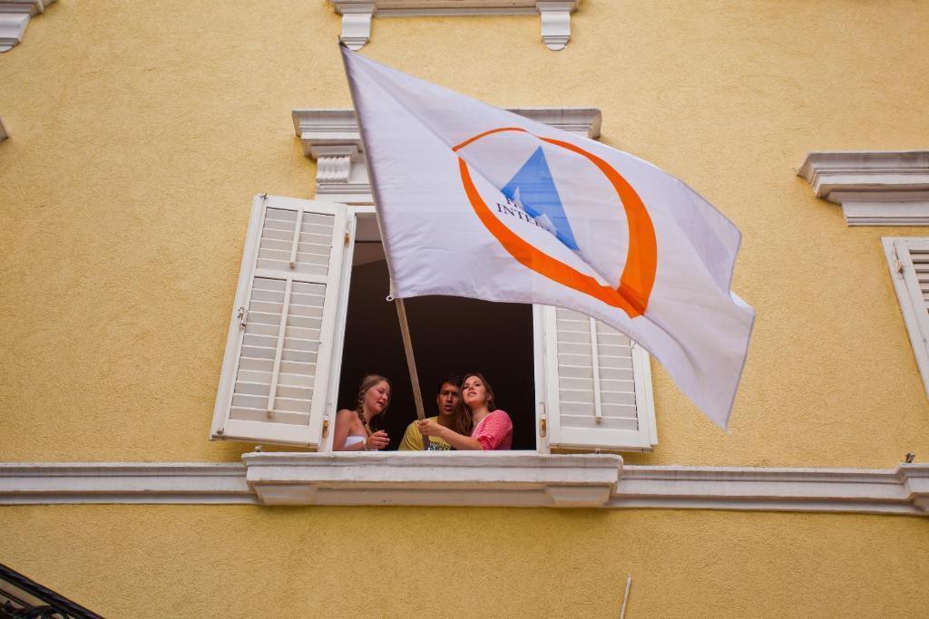 Hi Hostel Rijeka Bagian luar foto