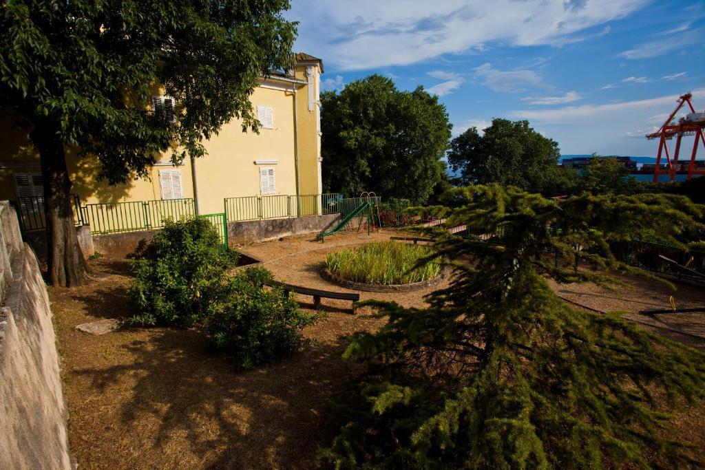 Hi Hostel Rijeka Bagian luar foto